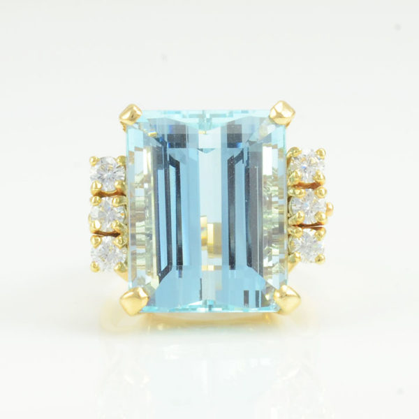 17.91 Carat Aquamarine Ring With Diamonds