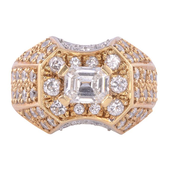 Emerald Cut Center Diamond 18K Ring
