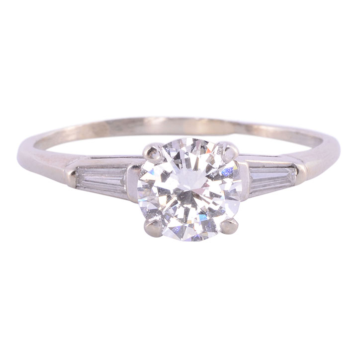 VS2 Center Diamond Engagement Ring